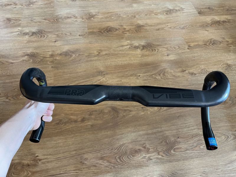 Řidítka PRO VIBE Aero Carbon 420mm