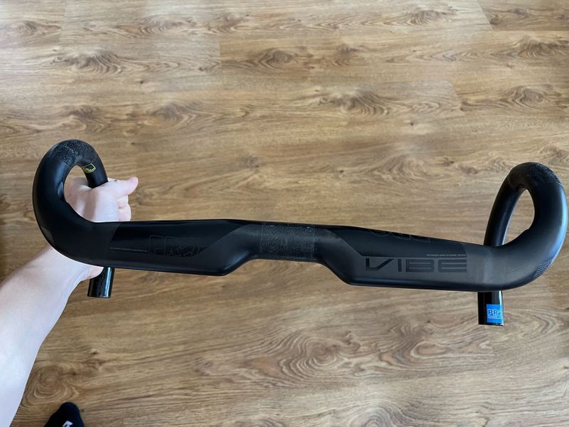 Řidítka PRO VIBE Aero Carbon 420mm