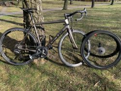 Focus Izalco Race 9.9, Shimano Ultegra di2 + zapletená karbonová kola Fulcrum Wind.