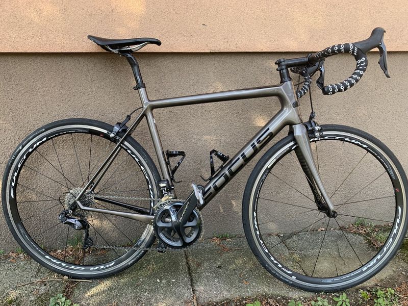 Focus Izalco Race 9.9, Shimano Ultegra di2 + zapletená karbonová kola Fulcrum Wind.