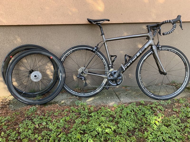 Focus Izalco Race 9.9, Shimano Ultegra di2 + zapletená karbonová kola Fulcrum Wind.