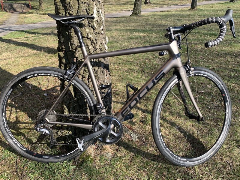 Focus Izalco Race 9.9, Shimano Ultegra di2 + zapletená karbonová kola Fulcrum Wind.