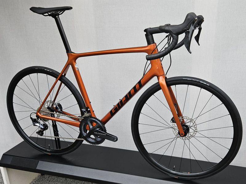 GIANT TCR Advanced 1 Disc 2023 – závodní karbonová silnička – NOVÁ