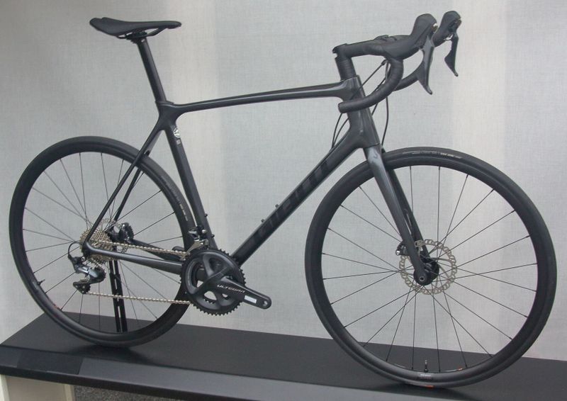 GIANT TCR Advanced 1 Disc 2023 – závodní karbonová silnička – NOVÁ