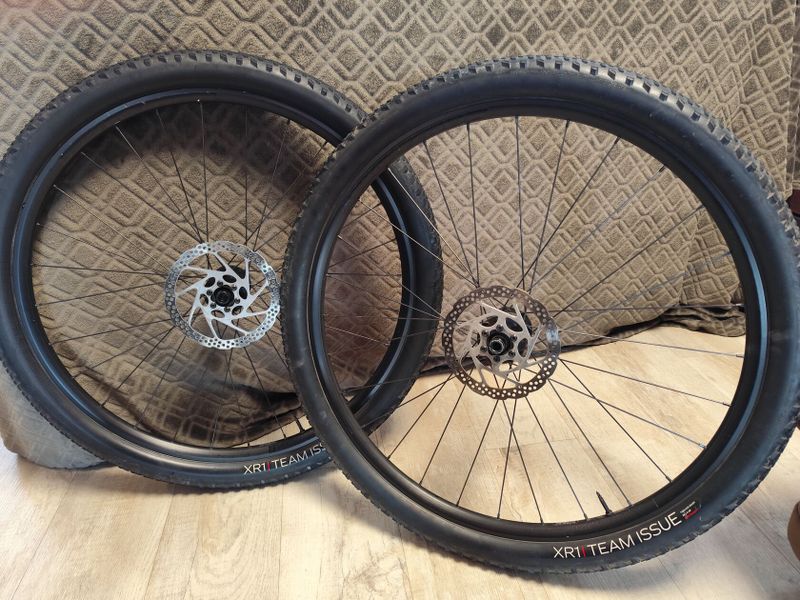 Zapletená kola Bontrager Kovee tlr s kotouči a pneu Bontrager XR1 tlr 