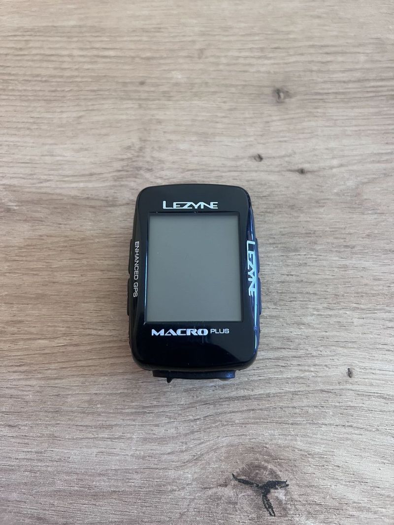 Lezyne Macro Plus s GPS navigaci + drzak 