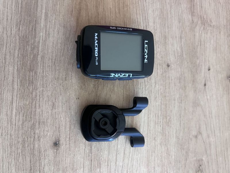 Lezyne Macro Plus s GPS navigaci + drzak 