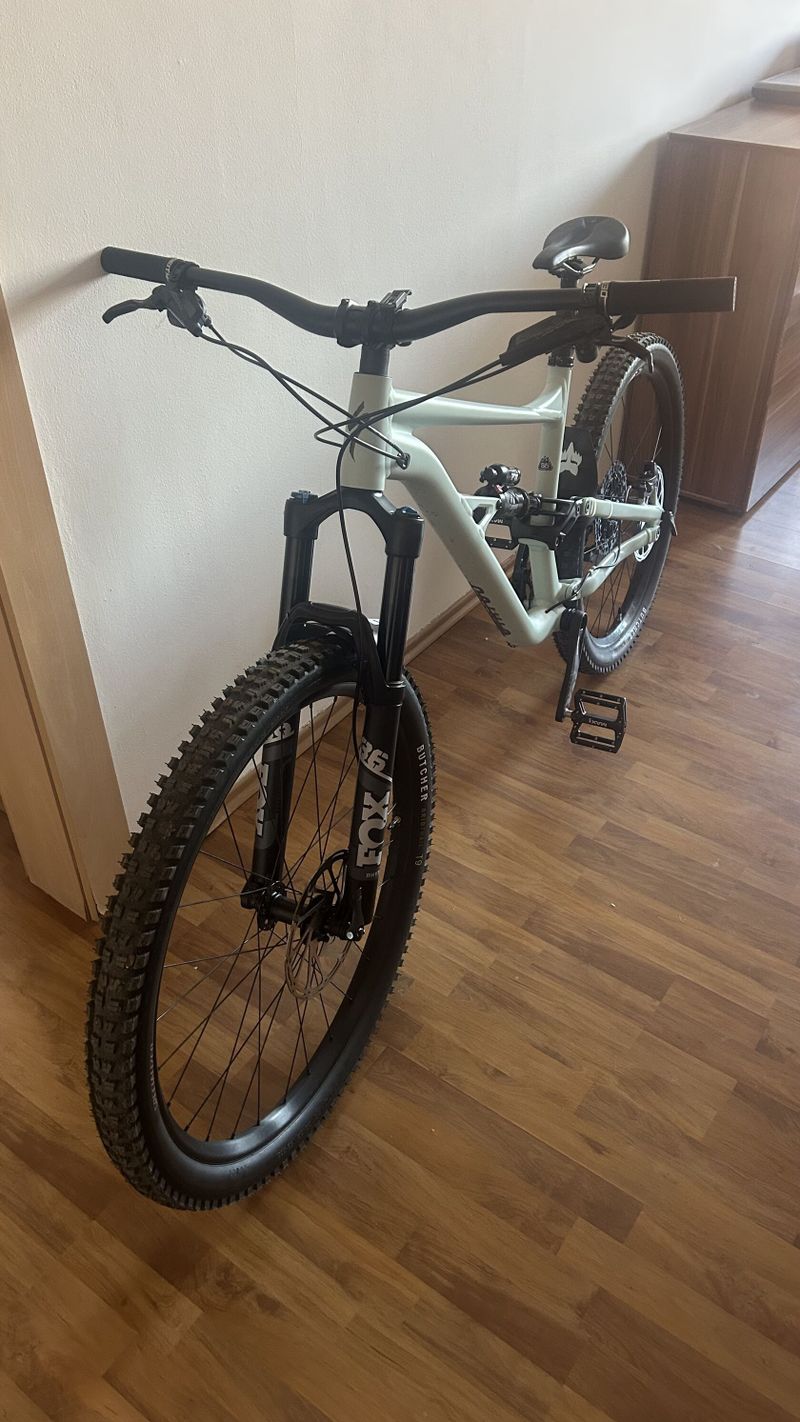 Specialized Status 160 27,5"/29" ,barva White Sage/Gun