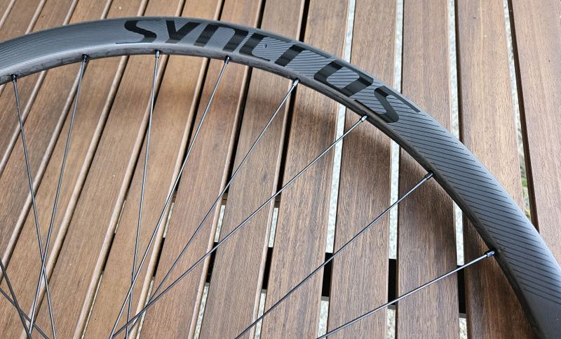 SYNCROS Revelstoke 1.0 S Carbon Disc – špičková karbonová kola pro trail nebo enduro - NOVÁ