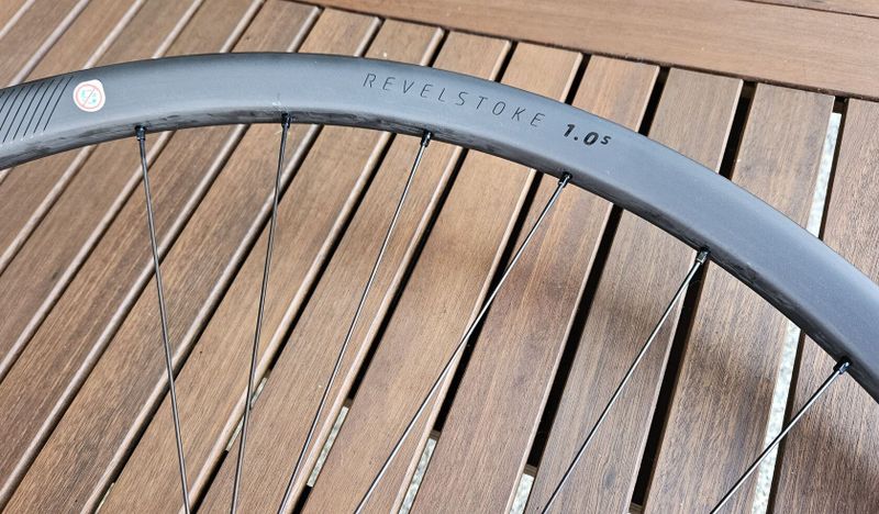 SYNCROS Revelstoke 1.0 S Carbon Disc – špičková karbonová kola pro trail nebo enduro - NOVÁ