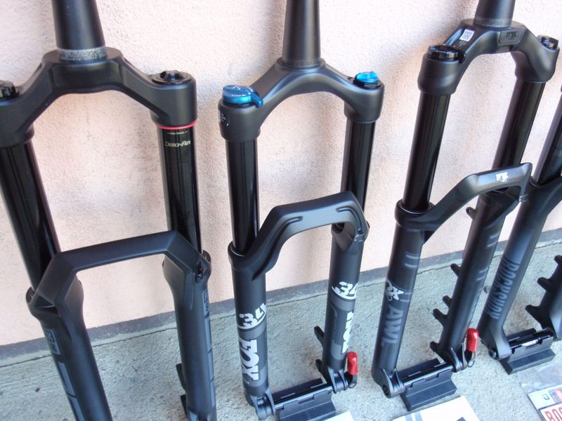 Nové vidlice Fox 34 a Rock Shox Zeb, 35, Recon, Judy