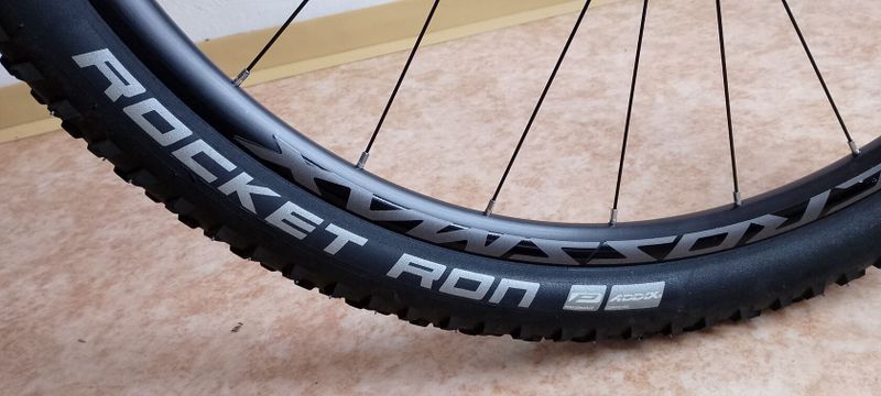 Prodám 29 kola Mavic Crossmax RT BOOST 6 děr s pláštěmi Schwalbe Rocket Ron 