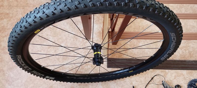 Prodám 29 kola Mavic Crossmax RT BOOST 6 děr s pláštěmi Schwalbe Rocket Ron 