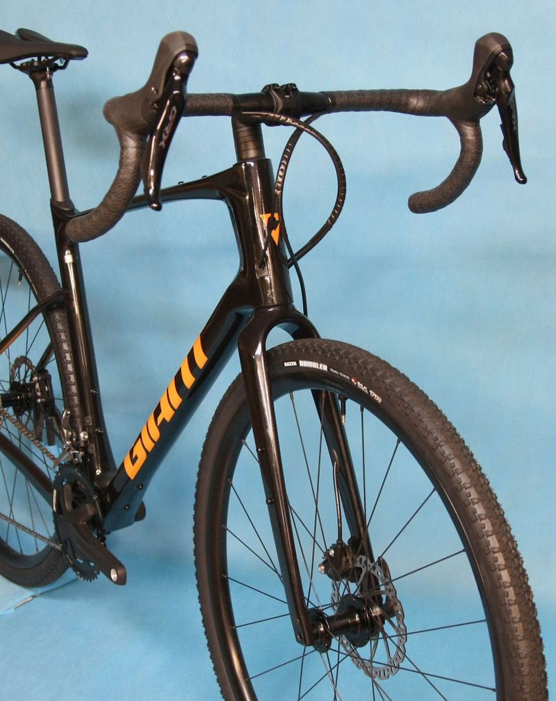 GIANT Revolt Advanced 3 2024, 2025 - velmi pohodlný karbonový gravel – NOVÝ