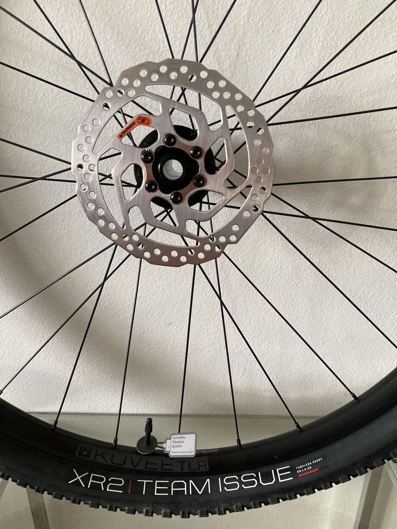 Nové BONTRAGER Kovee TLR 29" x 2.20