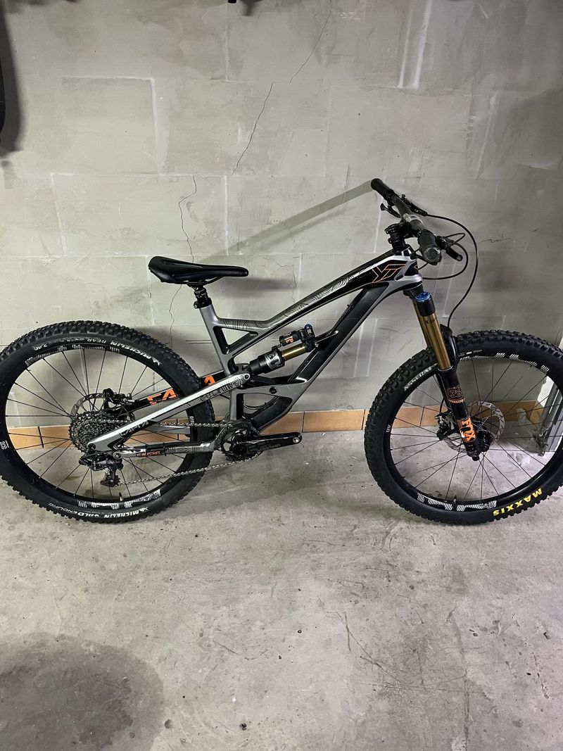 YT Capra CF Pro Race