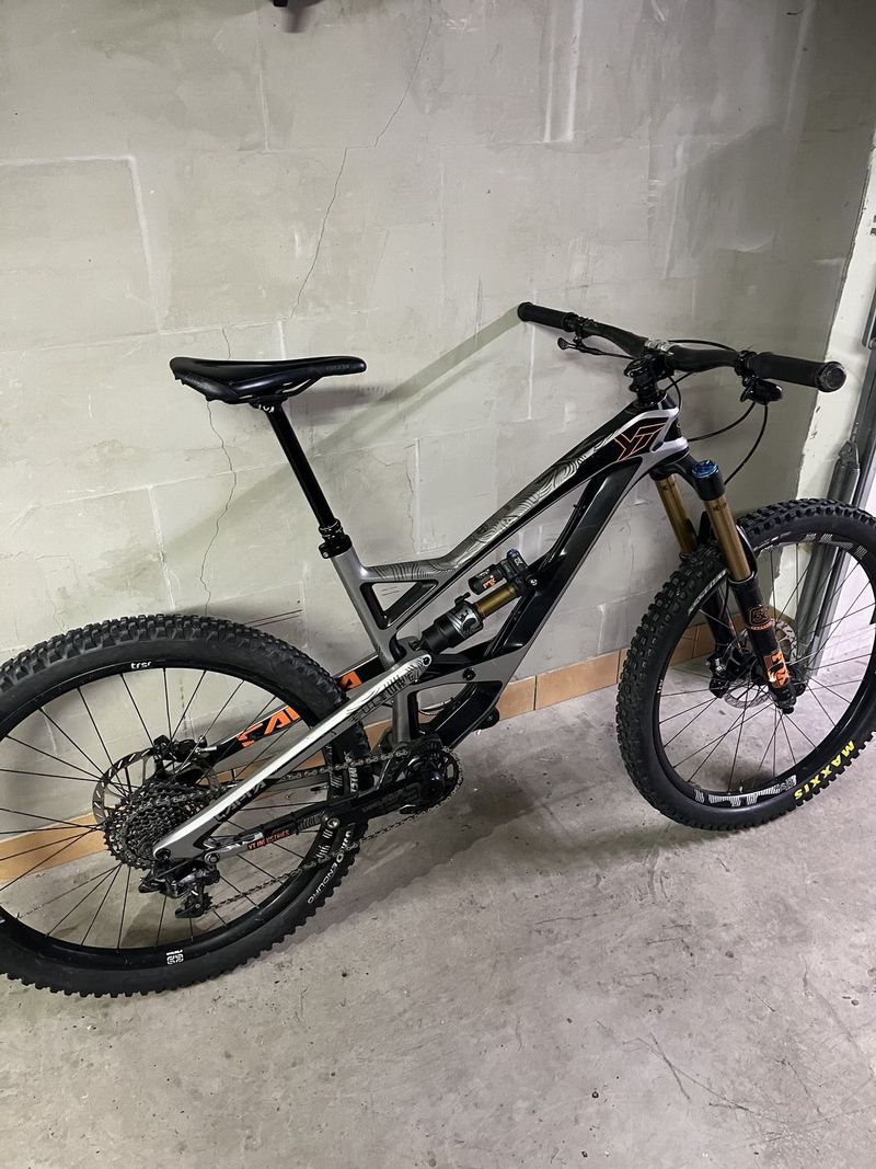 YT Capra CF Pro Race