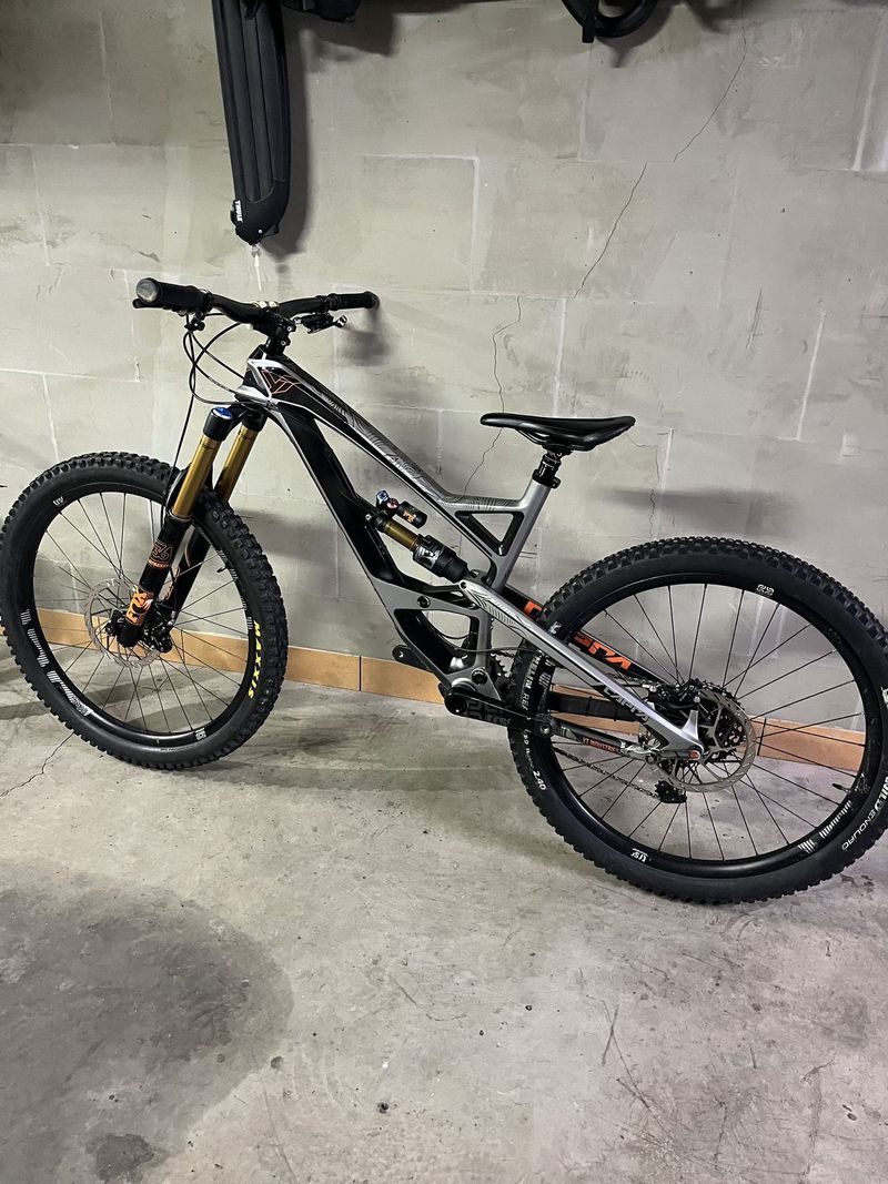 YT Capra CF Pro Race