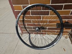 Zapletené zadní kolo DT SWISS R500 db s nábojem SHIMANO RS470 12X142 CL