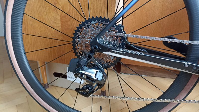 Basso Astra vel. 53 (M/L) na sadě sram force xplr, kola mavic cosmic sl32