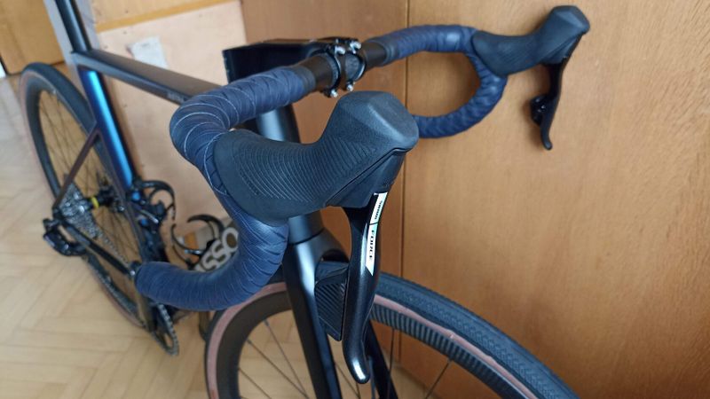 Basso Astra vel. 53 (M/L) na sadě sram force xplr, kola mavic cosmic sl32