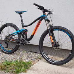 celoodpružené kolo 27.5" Giant Trance 2 LTD černá/oranžová 2017 vel. S