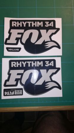 Nálepky FOX Rhythm 34 na vidlici