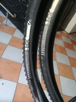 Bontrager XR1 Expert a Specialized Fast Track a Ground Control