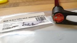 Zadní pevná osa 12mm DT Swiss RWS alu 142 mm