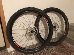 29" kola Bontrager Mustang Pro vč. bezdušové vložky, ventilků a pneu Nobby Nic