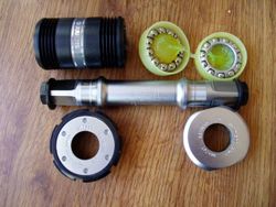 Středové složení Shimano DURA ACE.