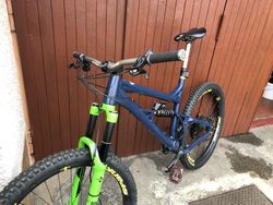 Enduro Banshee, pružinový tlumič CC, vidle DVO