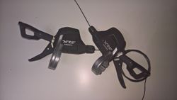 Razeni Shimano SLX M7000 2x11 na objimku.