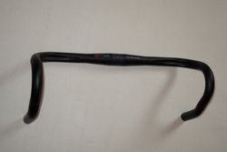 silniční řídítka Cannondale Fire, hmotnost 255 gramů, šířka 44 cm
