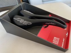 TOP karbonové ergonomické sedlo SELLE SMP NYMBER CARBON LYŽINY