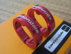 Nové upevňovací alu objímky ke gripům Cannondale Lock-On Grips
