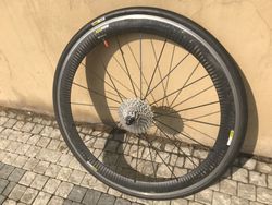Zadní Mavic Cosmic PRO Carbon, plášťový, obutý s kazetou, trochu nemocný