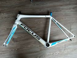 Karbonový rám Focus Cayo AG2R 60/XL 2017