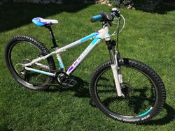 Cube Kid 240 v TOP stavu, zvládne i první krůčky v bikeparku