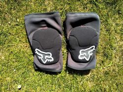 Chrániče kolen - FOX Launch Enduro Knee Pad