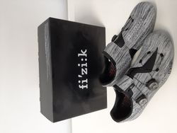Nové silniční tretry FIZIK Infinito R1 Knit-grey knit/black