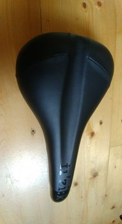 sedlo FIZIK MONTE, jako nové (najeto 330km)