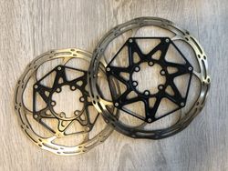 Kompletní přední a zadní kotoučové brzdy nejvyšší řady Sram