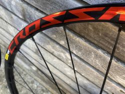 Mavic Crossmax Elite 29 - boost osy, ořech XD