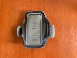 Pouzdro na mobil Belkin Slim-fit Armband F8W299 pro iPhone SE 5 5S 5C