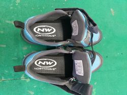 Prodám nové v záruce Dámské turistické MTB tretry Northwave ESCAPE EVO anthra-blue 37