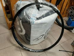Prodám ráfek E512 na 32 děr, 29 kola. Vnitřní průměr 25mm