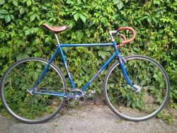 Prodám silniční kolo favorit, velikost 58 cm, přestavěno na fixed gear.