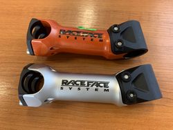 Představce Race Face, 25,4 mm, stříbrný
