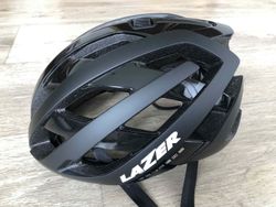 Nová helma LAZER Genesis Superlight - stejný typ jako u Rogliče nebo Poela